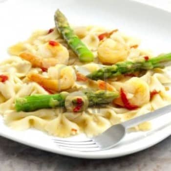 Les farfalles aux crevettes et aux asperges