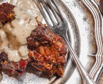 Filet de chevreuil au raifort, salade de navets à l’orange et pignons de pin.