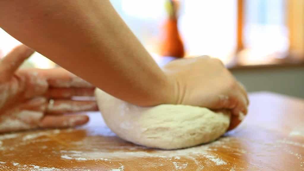 Faire la pâte à pizza facilement