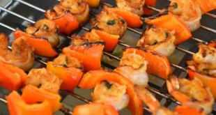 brochettes de saumon et de crevettes marinées