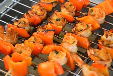 Brochettes de saumon et de crevettes marinées