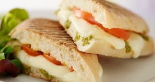 sandwich aux tomates marinées