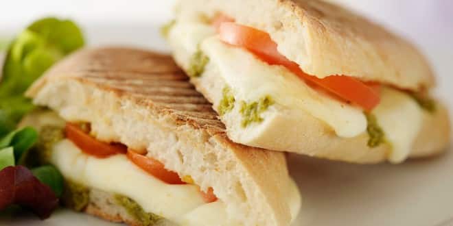 sandwich aux tomates marinées