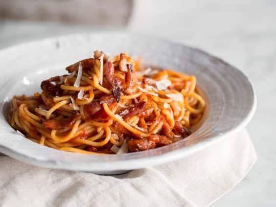 Spaghetti all’matriciana, vite fait et excellent.